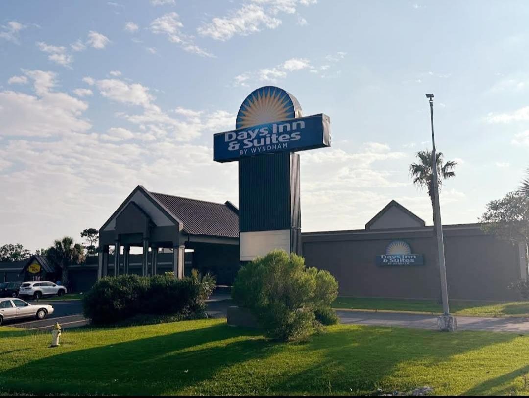 Days Inn & Suites By Wyndham Jennings Exterior photo